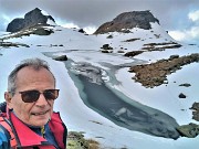 62 Il Piero saluta il laghetto di Pietra Quadra e  scende al Monte Campo in compagnia di bei nuvoloni